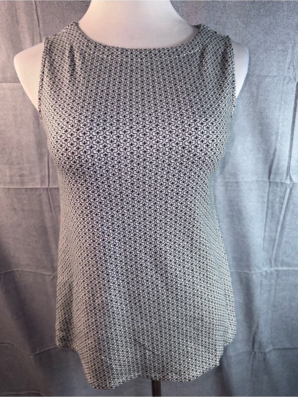 2384-croft & barrow Black and White Sleeveless Tank Top